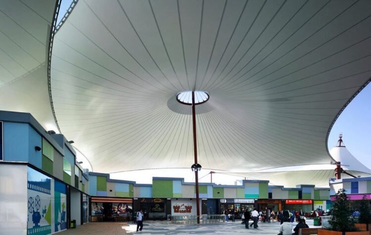 La imagen muestra un ejemplo de arquitectura textil del centro comercial Parque Almenara en Lorca, España.