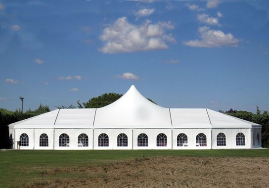 Carpa a medida cerrada con laterales instalada para eventos y usos profesionales