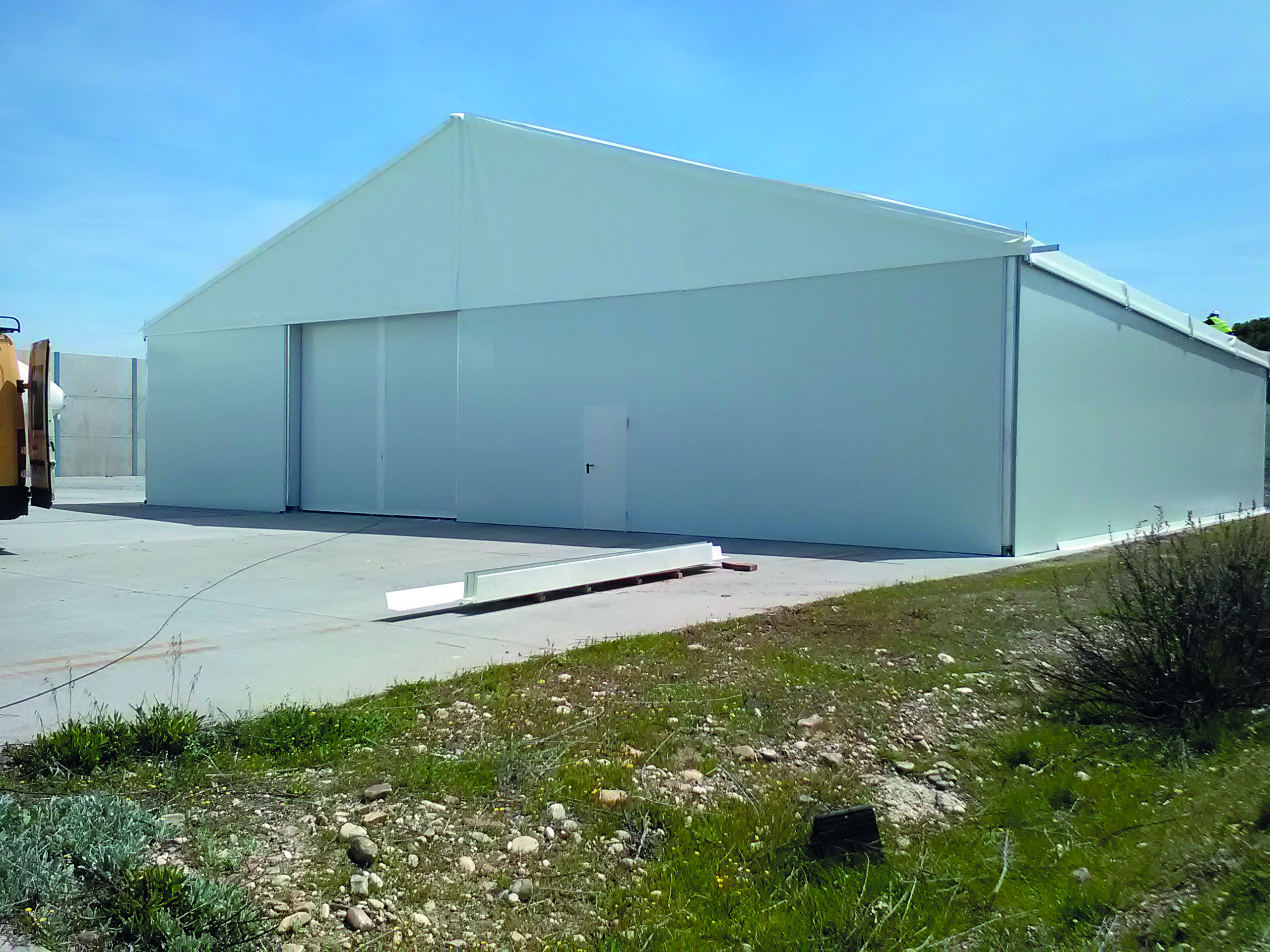 Carpa industrial cerrada de gran formato instalada como nave para uso industrial