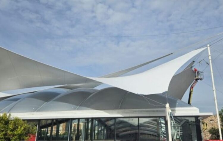 La imagen muestra una tensoestructura como ejemplo de arquitectura textil