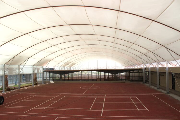 Interior de carpa para eventos de gran formato utilizada como instalación deportiva cubierta