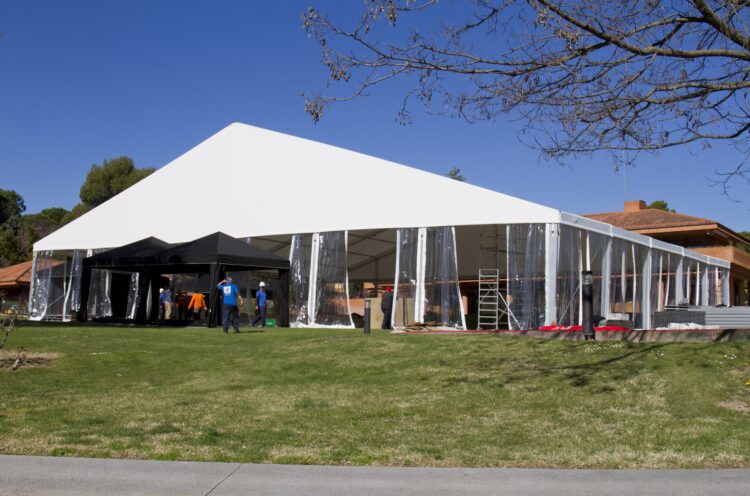 Carpa para eventos con laterales transparentes instalada en exterior para celebraciones y actos corporativos