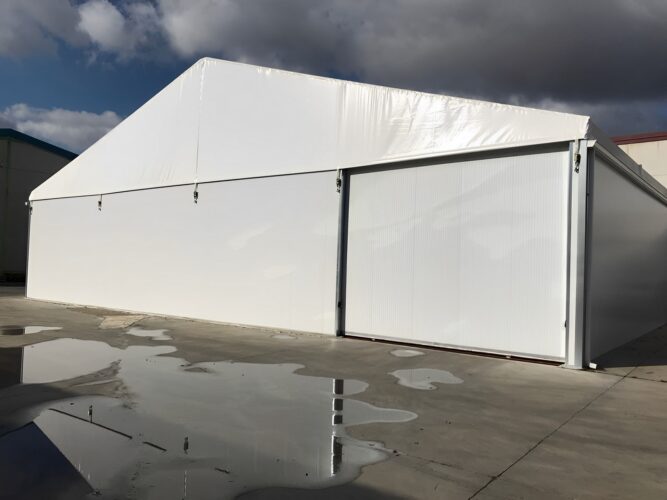 Carpa industrial para almacenaje con cerramiento lateral de panel sándwich aislante
