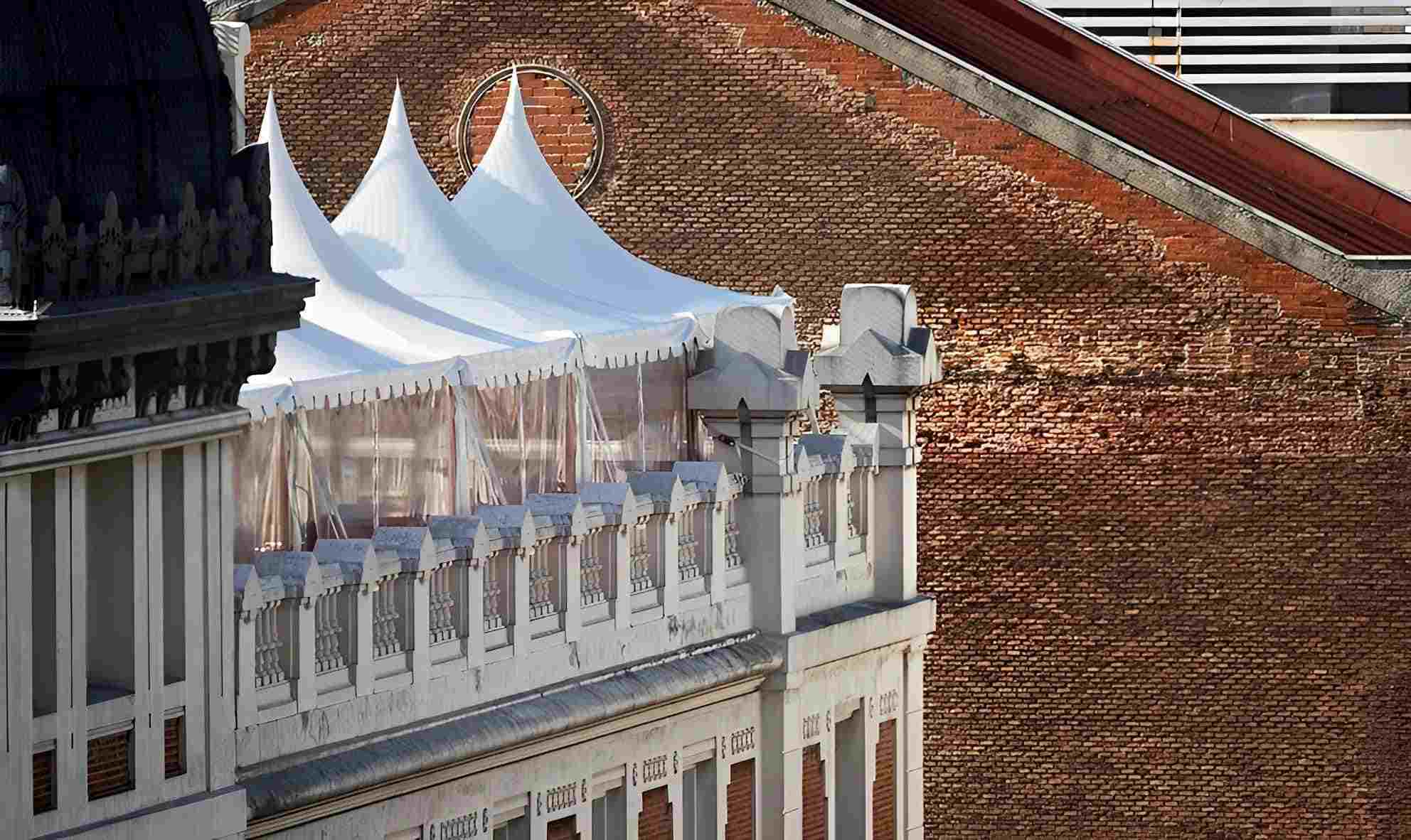 Alquiler de carpas para eventos en terraza con carpas tipo jaima para celebraciones elegantes
