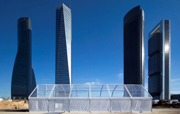 Alquiler de carpas para eventos profesionales con edificios detrás