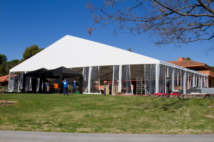 Carpa blanca para eventos al aire libre en La Moraleja