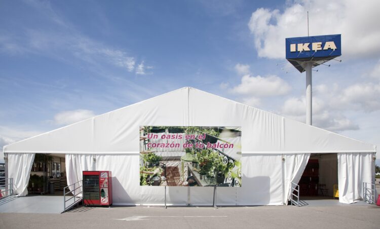 Carpa industrial personalizada instalada como ampliación temporal de espacio comercial