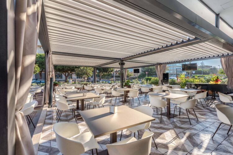 Toldos extensibles instalados en terraza de restaurante