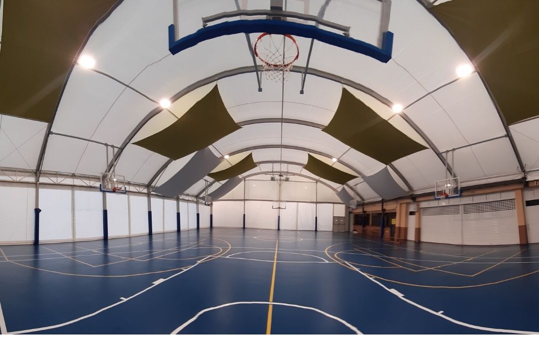 Cubierta presurizada instalada sobre una pista deportiva cubierta con estructura de aluminio y doble membrana de PVC.
