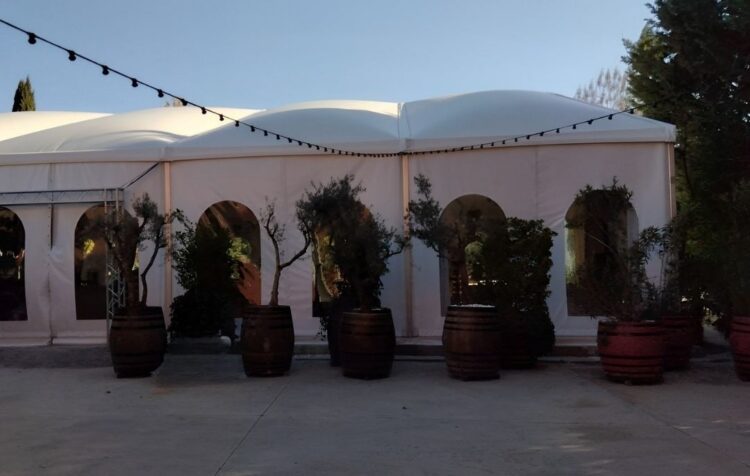 Exterior de una cubierta presurizada para eventos con estructura de aluminio, doble membrana de PVC y cerramientos laterales.