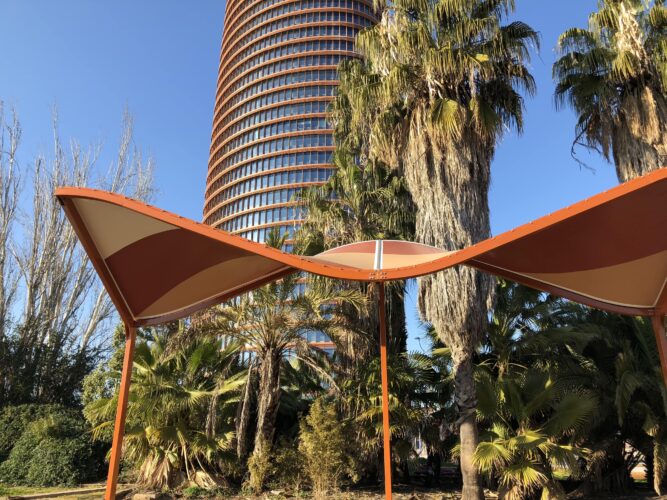 Cubierta textil tensada en espacio urbano de arquitectura moderna