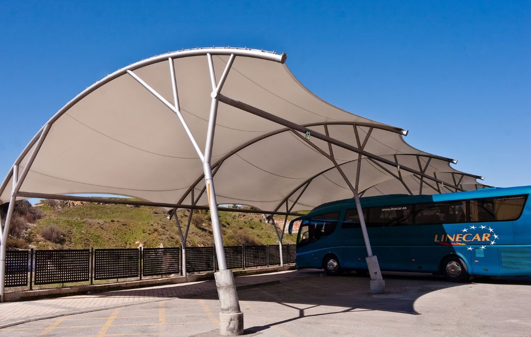 Cubiertas textiles para aparcamientos con estructura metálica para autobuses