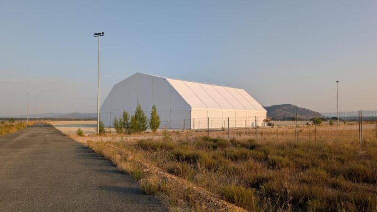 Carpa tipo hangar con una vista lejana en una carretera