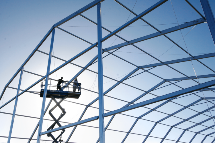 Estructura metálica de carpa industrial para almacenaje en proyecto logístico en Lanzarote