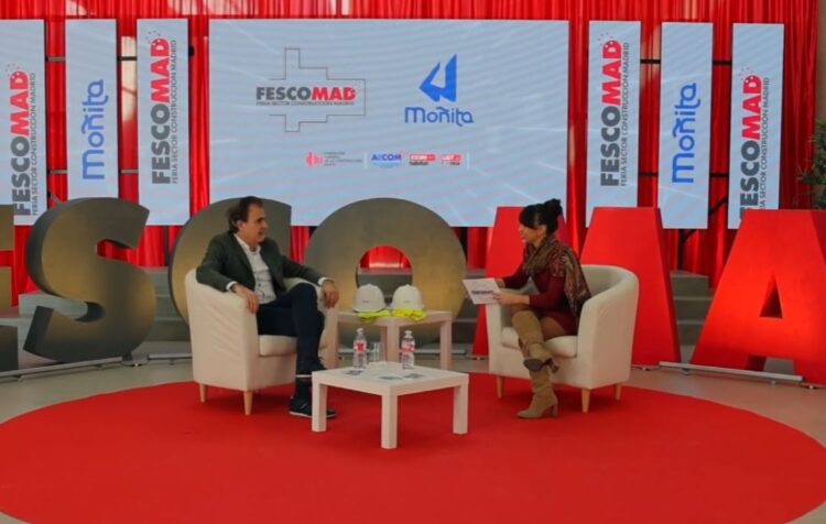 Moñita en Fescomad 2026 durante entrevista sobre carpas industriales