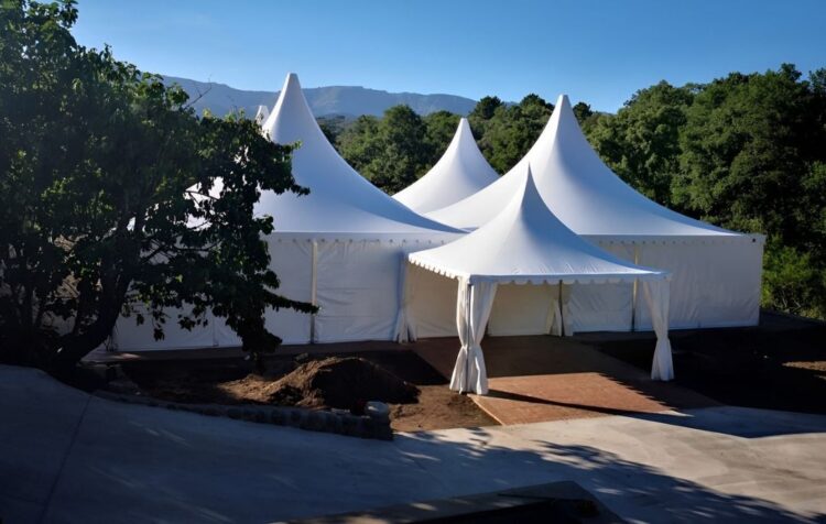 ¿Qué es una jaima? Estamos con un conjunto de jaimas modulares instaladas para eventos en espacio exterior