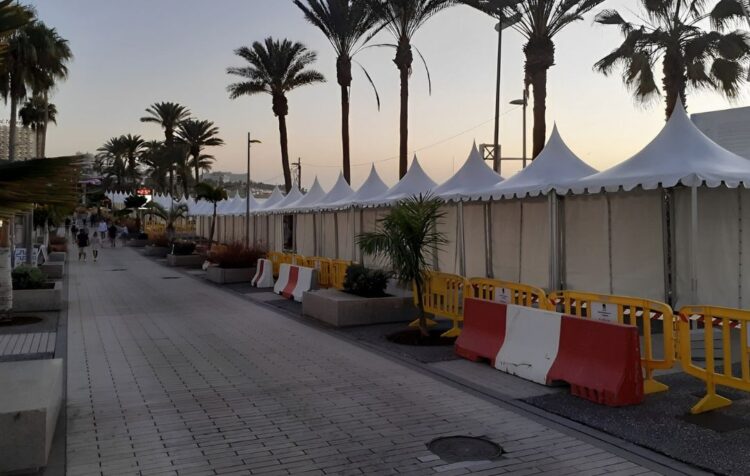 ¿qué es una jaima? Fila de jaimas modulares instaladas para eventos en espacio urbano exterior