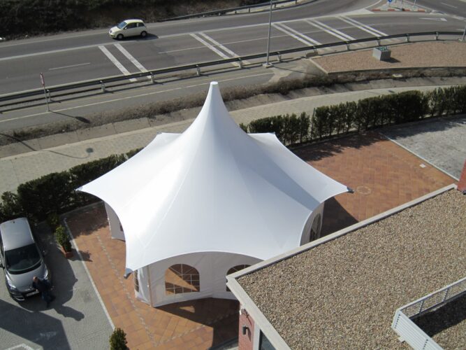 Tensocarpa para eventos de gran formato con diseño cónico instalada en exterior