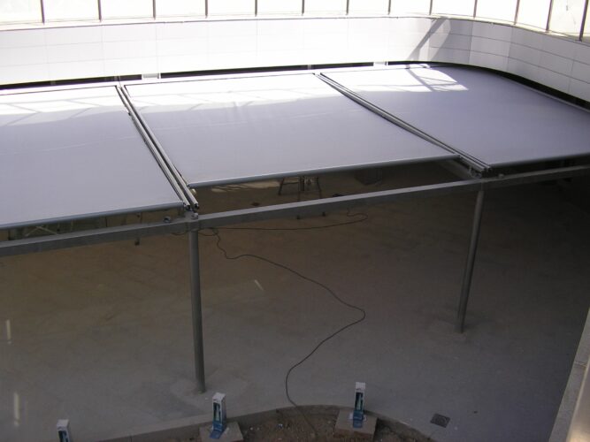 Toldo retráctil para protección solar en espacios exteriores