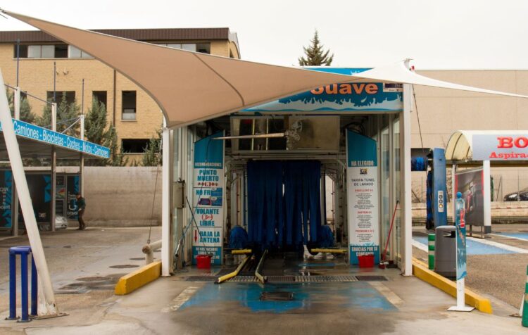 Cubierta textil tensada para proteger una zona de servicio y aparcamiento exterior