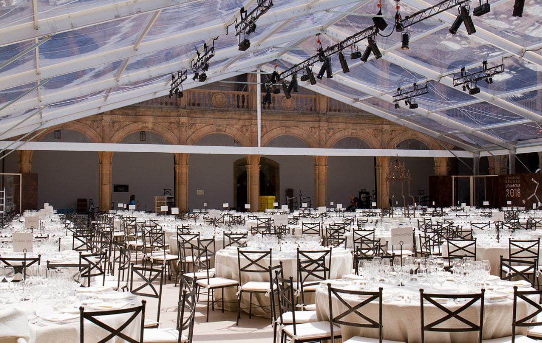 Carpa transparente instalada para un evento corporativo con estructura y cubierta de alta transparencia