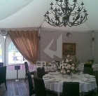 MOÑITA interior de un toldo para eventos