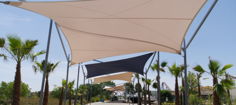 Toldo vela instalado por Moñita, fabricante de lonas y carpas para sombra decorativa en exteriores