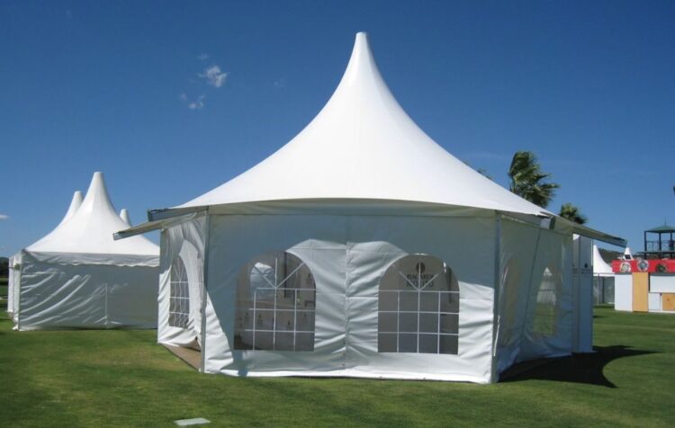 Carpa para eventos de tipo pagoda instalada en un espacio exterior para celebraciones y actos corporativos