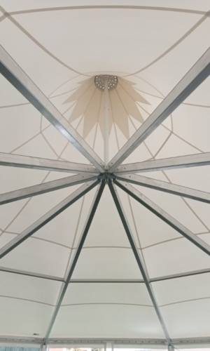 Tensoestructura de arquitectura textil con sistema de anclaje y cubierta tensada