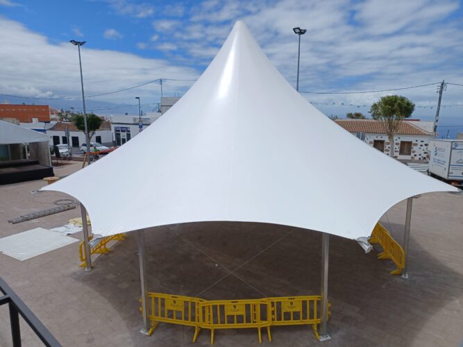 Tensocarpa para eventos de gran tamaño con diseño cónico instalada en exterior