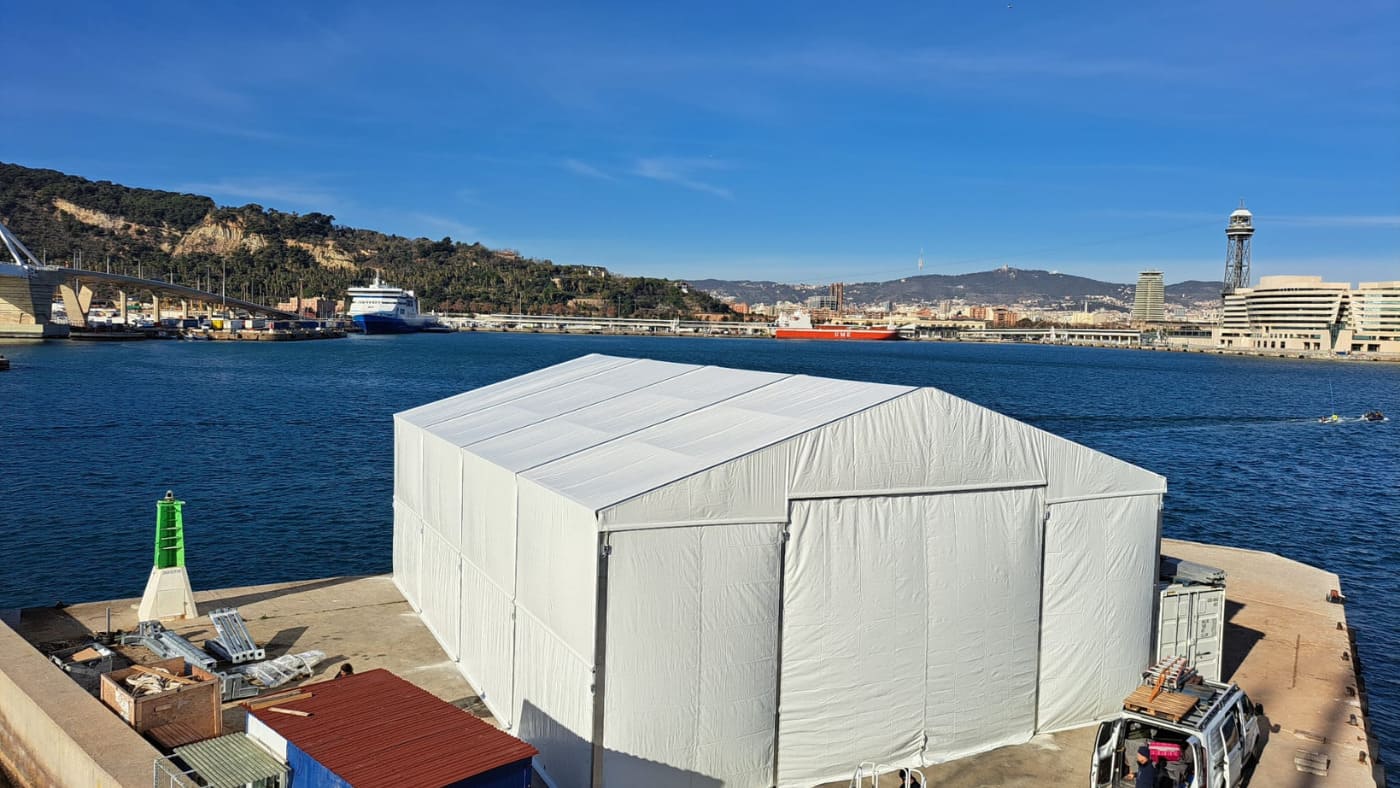 carpas a medida para uso industrial en un paisaje costero