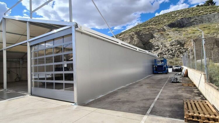 carpas a medida para uso industrial siendo montada con maquinaria
